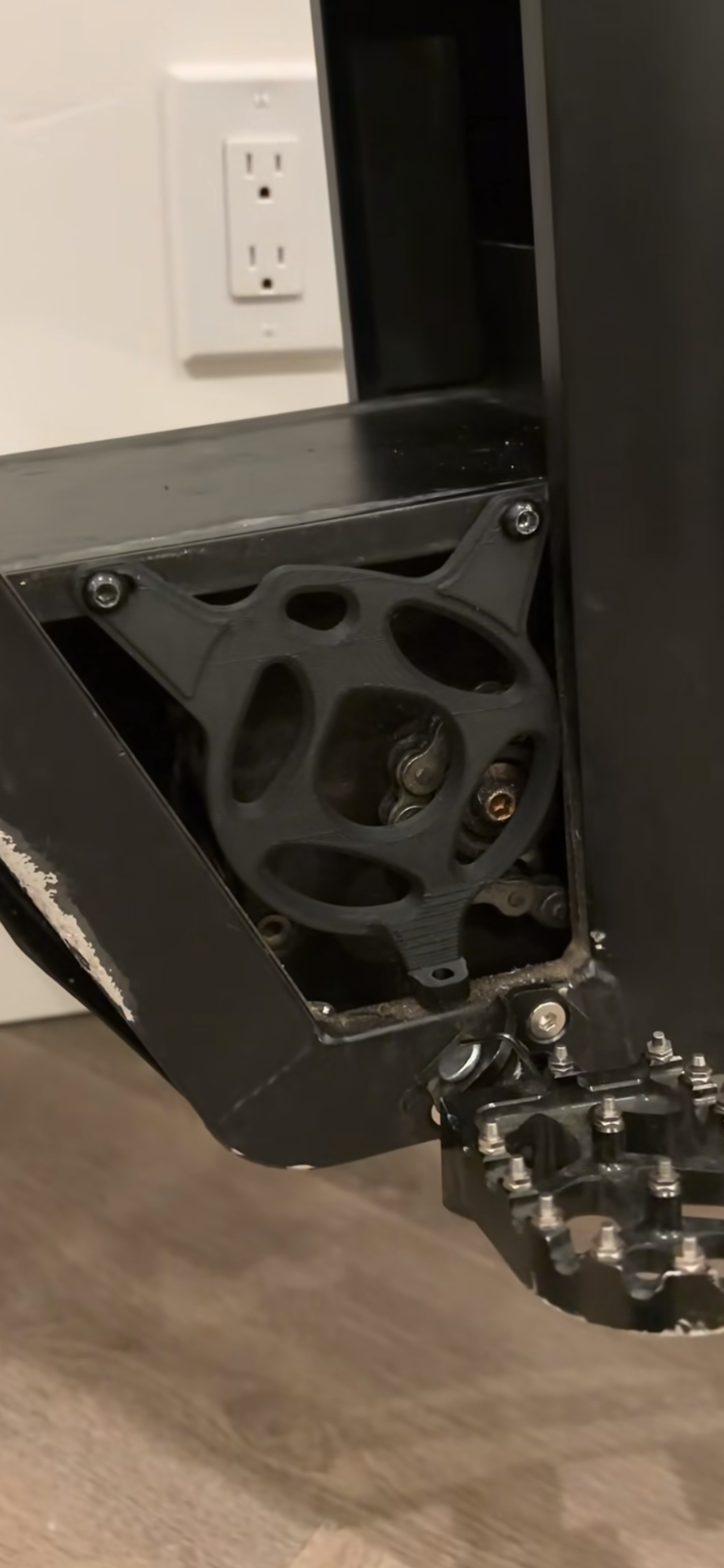 Tuttio Motor Cover (Prickly style)
